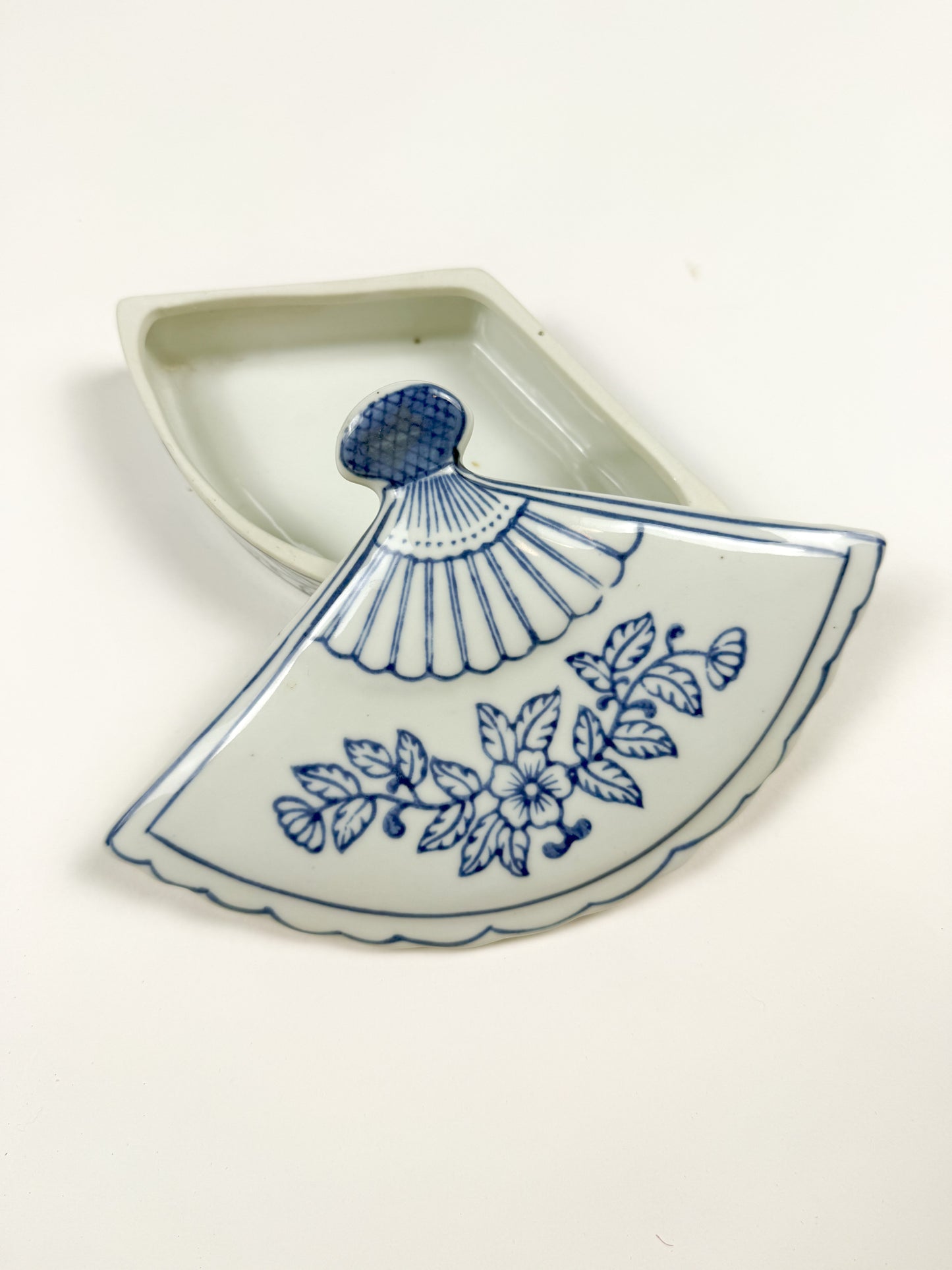 Porcelain fan trinket box