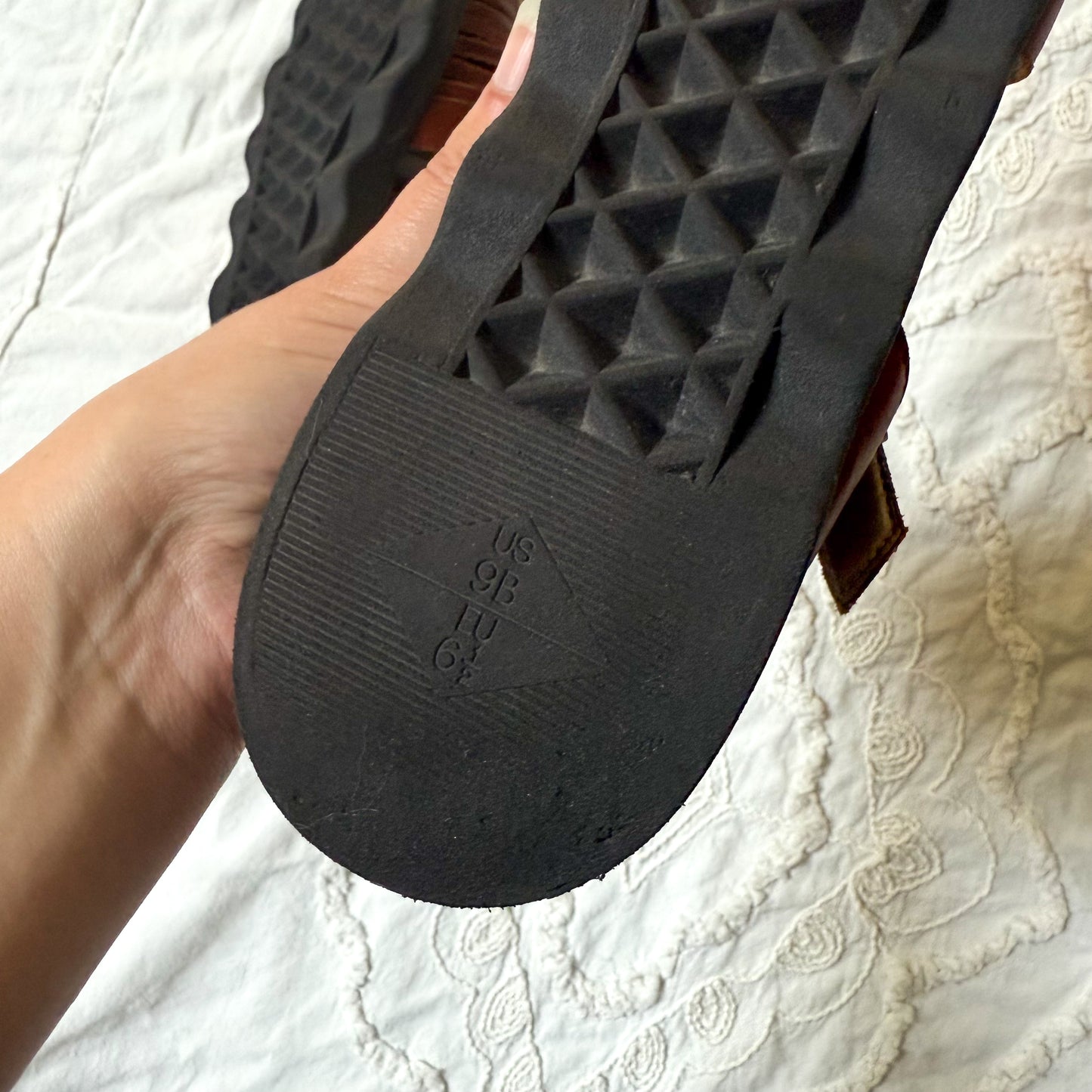 Vintage Aerosoles woven leather huaraches